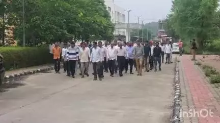 મોડાસા: સરડોઈ સરપંચના વિરુદ્ધમાં કલેકટર કચેરી ખાતે આવેદનપત્ર #Jansamasya