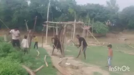 बिंदकी: कृपालपुर में रिंद नदी पर बांस बल्ली से बने लकड़ी के पुल को हटाने का काम दूसरे दिन भी जारी रहा