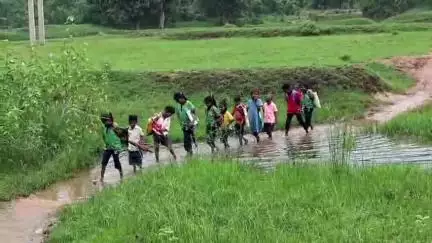 ନୂଆପଡା: ଲଗାଣ ବର୍ଷା ହେଲେ ବାହ୍ୟ ଜଗତରୁ ବିଚ୍ଛିନ୍ନ ହେଉଛି ଗୋନ୍ଦଲାବାହାରା , ପୋଲ ନିର୍ମାଣ ପାଇଁ ଦାବି କଲେ ସ୍ଥାନୀୟ ବାସିନ୍ଦା #jansamasya