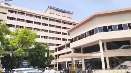 ஈரோடு: ஆட்சியர் அலுவகத்திற்கு கடிதம் மூலம் வந்த வெடிகுண்டு எச்சரிக்கை - மோப்ப நாயுடன் களமிறங்கு போலீஸ் தீவிர சோதனை