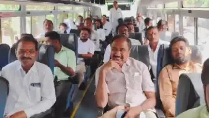 జగిత్యాల: హైదరాబాద్ ఎల్బి స్టేడియంలో కాంగ్రెస్ సభకు పెద్ద ఎత్తున పార్టీ శ్రేణులతో కలిసి బస్సుల్లో తరలి వెళ్లిన ఎమ్మెల్యే సంజయ్‌