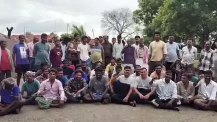 సిర్పూర్ టి: రోడ్డు కోసం రోడ్డెక్కిన సోమిని గ్రామ ప్రజలు, హామీలు ఇచ్చిన నాయకులపై ఆగ్రహం #localissue