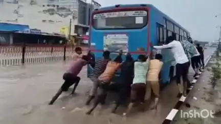 થરાદ: વાવ હાઈવે પર જળબંબાકાર,વાહનો બંધ પડ્યા, એસટી બસના મુસાફરોએ ધક્કા માર્યા,JCB થી ડિવાઈડર તોડી પાણીનો નિકાલ.#Jansamasya