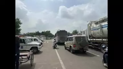 વડોદરા પૂર્વ: પોલીસે અમેરિકન સ્ટાયલમાં બાંગ્લાદેશી ઘૂસણખોરોને ડીપોર્ટ કર્યા