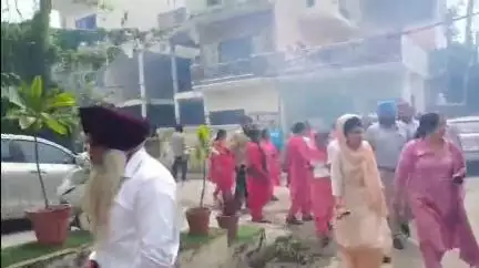 ਅੰਮ੍ਰਿਤਸਰ 2: ਮਦਨ ਲਾਲ ਢਿੰਗਰਾ ਮਾਲ ਮੰਡੀ ਇਲਾਕੇ ਦੇ ਵਿੱਚ ਪਹੁੰਚੇ ਸਿਵਲ ਸਰਜਨ, ਲੋਕਾਂ ਨੂੰ ਡੇਂਗੂ ਬਾਰੇ ਕੀਤਾ ਜਾਗਰੂਕ