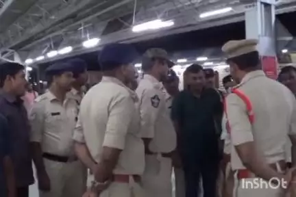 గంజాయి నియంత్రణ లక్ష్యంగా ఫలక్నామా ట్రైన్లో ఆకస్మిక తనిఖీలు చేసిన ఎస్పీ వకుల్ జిందాల్