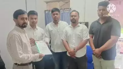 সোণাৰি: তৈলক্ষেত্ৰই ছাত্ৰ ছাত্ৰীক প্ৰদান কৰা বাছ সেৱা পুনৰ সক্ৰিয় কৰিবলৈ মাহমৰাস্থিত বতামৰা তৈল নিগমক আছুৰ স্মাৰক পত্ৰ প্ৰদান