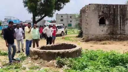 फुलेरा मु. सांभर: लालपुरा रंगोली गार्डन के पास खुले कुएं में गिरा आवारा सांड, निकालने आई टीम को कुएं में मिले बाइक के पार्ट्स
