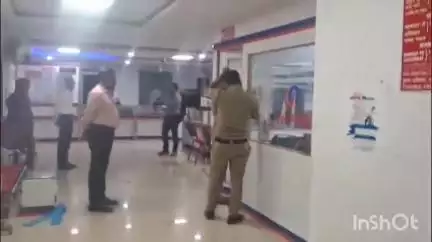 പറവൂർ: മഞ്ഞുമ്മൽ യൂണിയൻ ബാങ്കിൽ മുൻ ജീവനക്കാരൻ മാനേജറെ കത്തികൊണ്ട് ആക്രമിച്ച കേസിൽ പോലീസ് തെളിവെടുപ്പ് നടത്തി