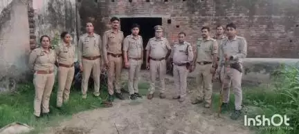नगीना: बढ़ापुर क्षेत्र के गांव मदपुरी के जंगल में पुलिस और आबकारी विभाग की टीम ने छापेमारी कर कच्ची शराब पकड़ी