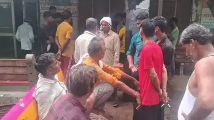 डीग: शहर के अऊ गेट पर ट्रैक्टर-ट्राली और बाइक की भिड़ंत में बाइक सवार की मौत, पुलिस ने पोस्टमार्टम कर शव परिजनों को सौंपा