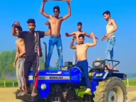 हसनपुर: रहरा में चलते ट्रैक्टर पर अर्धनग्न होकर युवाओं का स्टंट करने का वीडियो वायरल, जान हथेली पर रखकर कर रहे स्टंट
