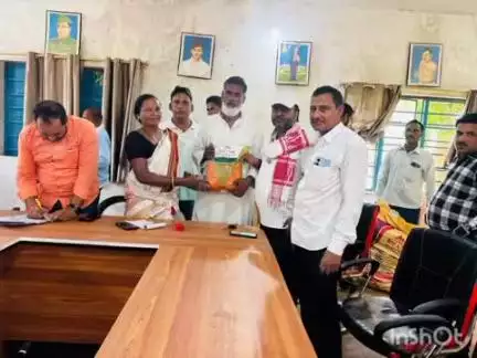लातेहार: परसही पंचायत सचिवालय में 57 किसानों के बीच मक्का बीज का वितरण किया गया