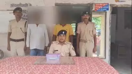 मोतिहारी: बरियारपुर हवाई अड्डा के समीप 3 लोगों ने एक आदमी से 1 लाख रुपये छिनने के मामले में 2 गिरफ्तार