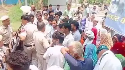 भिवानी: गांव खनक के ग्रामीणों ने टायर फैक्ट्री को हटाने की गांव से की मांग बढ़ते प्रदूषण को लेकर किया प्रदर्शन#jansamasya