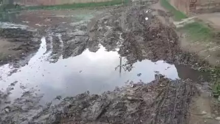 बदायूं: जगत विकासखंड के ग्राम पंचायत रहमा की सड़के बरसात के पानी से जलमग्न हुई ग्रामीण परेशान #jansamasya