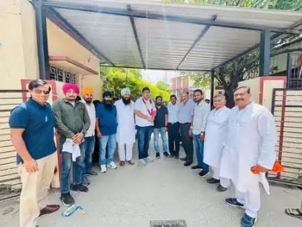 जसपुर: पूर्व विधायक डॉक्टर सिंघल ने सुभाष चौक स्थित अपने कार्यालय पर जिला पंचायत प्रत्याशी का किया स्वागत