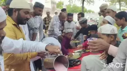 तिलोई: फुरसतगंज में नमाजियों को पिलाया गया शरबत