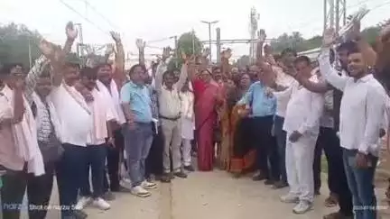 खागा: खागा रेलवे स्टेशन से 200 श्रद्धालुओं का जत्था अमरनाथ के लिए रवाना, विधायक और चेयरमैन ने तिलक लगाकर किया विदाई
