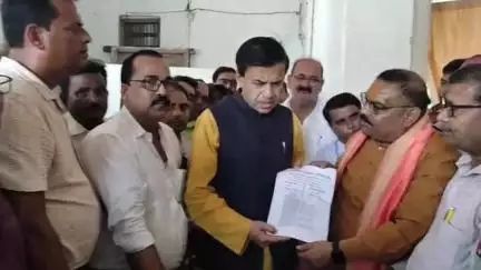 देेेवरिया: देवरिया में विद्यालय विलय के फैसले पर शिक्षकों का विरोध तेज, सदर सांसद को ज्ञापन देकर दी आंदोलन की चेतावनी