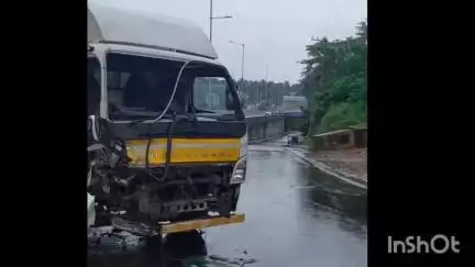 തിരൂരങ്ങാടി: ദേശിയപാത കൂരിയാട് ലോറി നിയന്ത്രണം വിട്ട് ഹൈവേ സുരക്ഷാ ഭിത്തിയിൽ ഇടിച്ച് അപകടം