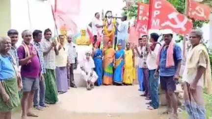 ఏలేశ్వరంలో అల్లూరికి నివాళులర్పించిన కామ్రేడ్లు సాధిస్తాం మీ ఆసాయాలను అంటూ నినాదాలు