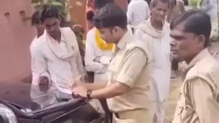 ललितपुर: थाना बानपुर के ग्राम बूटी में आकाशीय बिजली गिरने से किसान की मौत, शव पोस्टमार्टम के लिए मुख्यालय लाया गया