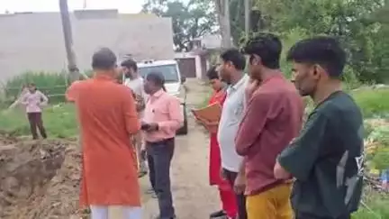 भगवानपुर: प्रेमराजपुर गांव में रास्ते की भूमि पर किया जा रहा खुदाई का कार्य, शिकायत मिलने पर कराया गया बंद