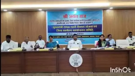 सासाराम: सासाराम के डीआरडीए सभागार में विशु्त्री की गई बैठक में भवन निर्माण मंत्री रहे मौजूद