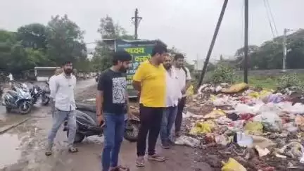 देवास नगर: मुखर्जी नगर में रेलवे पटरी के पास लगा कचरे का ढेर, रहवासी हो रहे परेशान #jansamsya