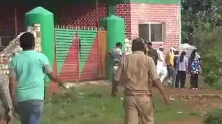 कर्वी: चित्रकूट टिकरिया के पास बने तुलसी वाटर फॉल में बरसात के समय पहुंच रहे ज्यादा पर्यटक, उठा रहे झरने का आनंद