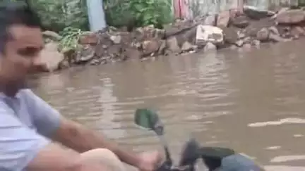 हुज़ूर: भोपाल में हुई तेज बारिश के चलते एमपी नगर क्षेत्र में के एक बार फिर जलभराव की समस्या उजागर हो गई है#jansamasya