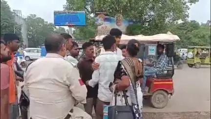 सतना रेलवे स्टेशन हनुमान मंदिर के सामने ऑटो चालकों में मारपीट, GRP मौके पर पहुंची