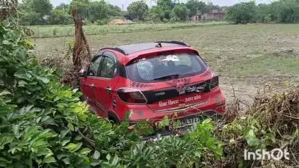 तिलोई: फुरसतगंज में अनियंत्रित कार खड्ड में गिरी, चालक सुरक्षित