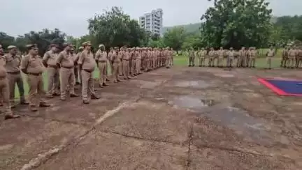कर्वी: पुलिस अधीक्षक चित्रकूट ने शुक्रवार को परेड की सलामी लेकर परेड का निरीक्षण किया