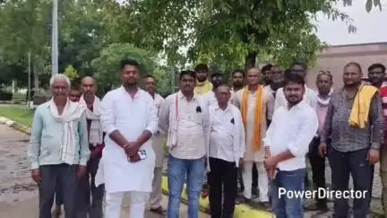 कर्वी: बिजली की समस्या को लेकर पहाड़ी के कुचाराम निवासी दो दर्जन से ज्यादा ग्रामीण पहुंचे डीएम कार्यलय #jansamasya