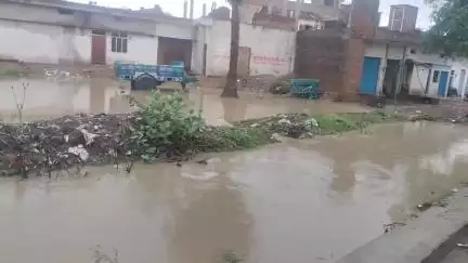 महरौनी: रामराजा कॉलोनी की बदहाली: नहर की सफाई न होने से कॉलोनी में घुसा पानी, सड़क और नाली विहीन बस्ती में लोग परेशान