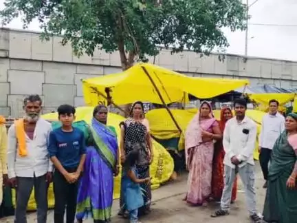 पचोर: पचोर में नपा द्वारा फल-सब्जी की दुकानें हटाने के विरोध में दुकानदारों ने दुकानें बंद कीं, कांग्रेस ने की चर्चा