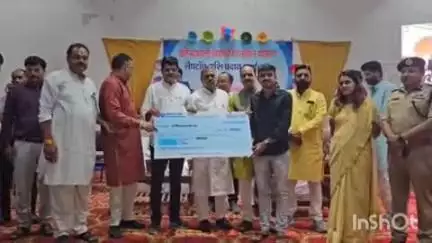 शाजापुर: गांधी हाल में प्रतिभाशाली विद्यार्थी प्रोत्साहन योजना के तहत प्रभारी मंत्री ने छात्रों को डमी चेक से प्रोत्साहन राशि दी