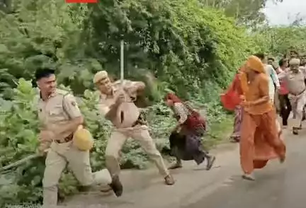 राजस्थान के टोंक में शव रखकर प्रदर्शन कर रही ग्रामीण महिलाओं ने पुलिस पर किया हमला, वीडियो आया सामने
Source: @tonkpubliclivenews