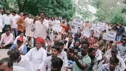 निंबाहेड़ा में एसडीएम लेट हुए तो श्यामलाल जोकचंद ने जनता की अदालत लगा दी तथा हाजरी आवाज लगा दी4