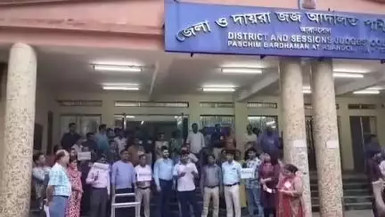 বারাবনী: বকেয়া ডিএ দেওয়ার দাবিতে আসানসোল জেলা আদালত চত্বরেই সরকারি কর্মচারীদের প্রতিবাদ