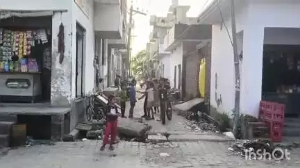 हापुड़: मोहल्ला अंबेडकर नगर में मरीज को लेने आई एंबुलेंस टूटी पुलिया में फंसी, स्थानीय लोग परेशान