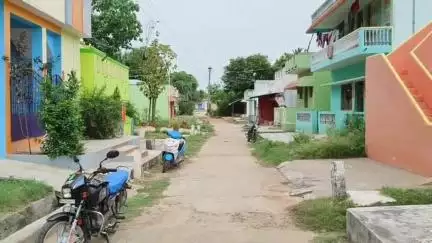 ஆரணி: வடக்கு மேடு பகுதியில் சிதிலமடைந்து சரியும் நிலையில் உள்ள மின்கம்பம், நடவடிக்கை எடுக்கப்படுமா என மக்கள் எதிர்பார்ப்பு