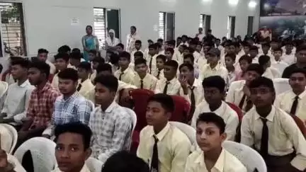 लालबर्रा: उत्कृष्ट विद्यालय बालाघाट में आयोजित कार्यक्रम में कलेक्टर ने छात्रों को दिया संदेश, कहा- सीखने की प्रवृत्ति बनाए रखें