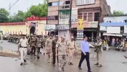 टीकमगढ़: टीकमगढ़ के प्रमुख चौराहों से होकर पुलिस ने निकाला फ्लैग मार्च, एसपी रहे मौजूद
