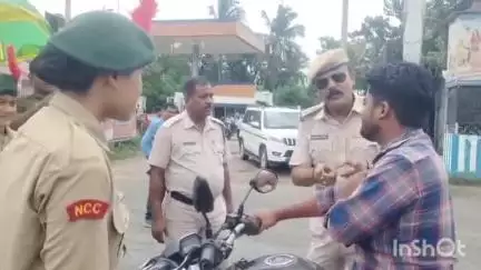বংশীহারী: হরিরামপুর ট্র্যাফিক পুলিশের উদ্যোগে বুনিয়াদপুর শহরে পথ নিরাপত্তা সপ্তাহ পালন, সচেতনতার বার্তা দিলেন NCC-র পড়ুয়ারা