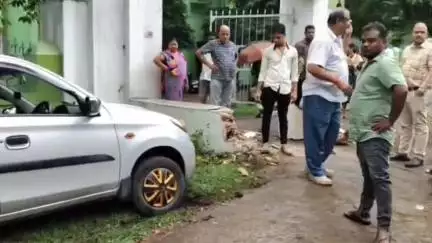 ଖଲ୍ଲିକୋଟ୍: ଆରସିଏସ କଲେଜ ଗେଟକୁ ଧକ୍କା ଦେଲା କାର, ଅଳ୍ପକେ ବର୍ତ୍ତିଲେ ଛାତ୍ର ଛାତ୍ରୀ ଓ ପୋଲିସର ତଦନ୍ତ ଜାରି