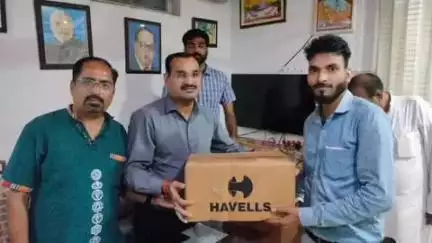 पीलीभीत: राज्य मंत्री ने नगर पालिका परिषद पीलीभीत के सभासदों को दी एलईडी लाइट, लंबे समय से अंधेरी गलियों की हो रही थी चर्चा