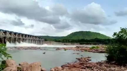 नरवर: नरवर मोहनी बांध के 3 गेट खोले गए, अधिकारियों ने लोगों से सावधानी बरतने की अपील की